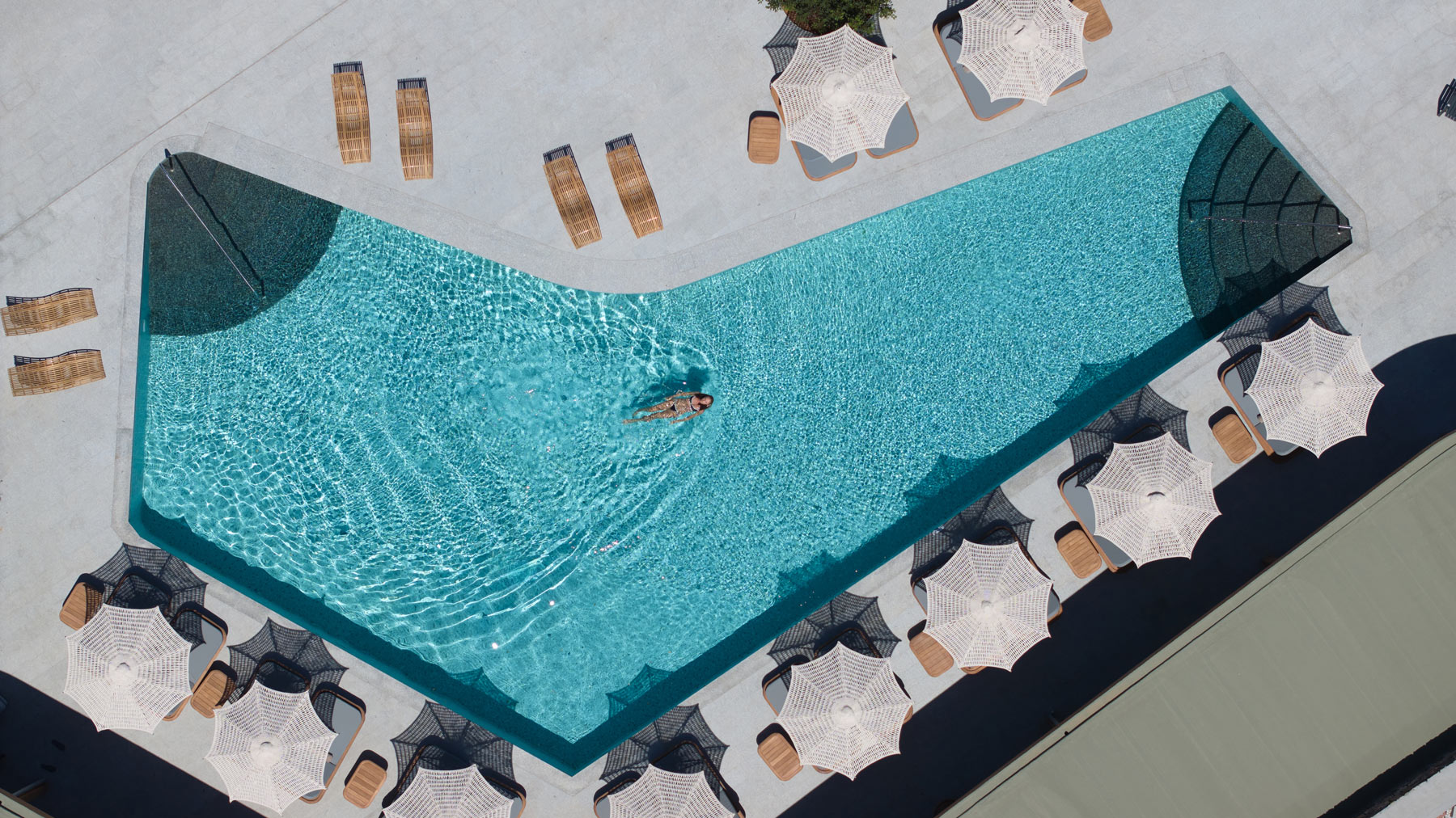 Le quattro zone funzionali del pool deck: relax, ombra, lettura, snack Le quattro zone funzionali del pool deck: relax, ombra, lettura, snack
