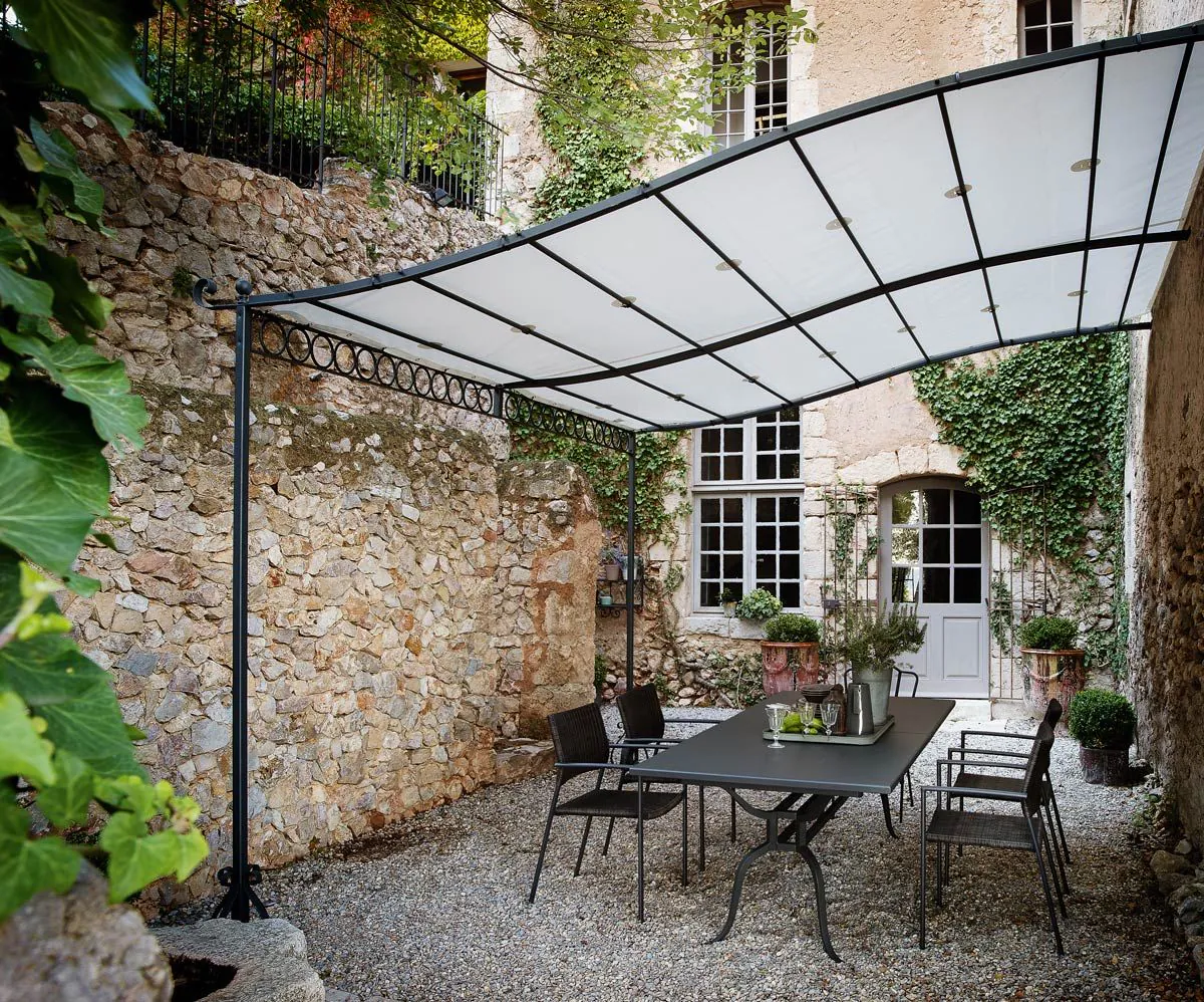 Pergola addossata e autoportante. Disponibile in diverse profondità e larghezze, è ampliabile con moduli di estensione singoli da cm 186, doppi da cm 372.

La struttura è in ferro zincato e verniciato a polveri di colore grafite e viene fornita senza co
