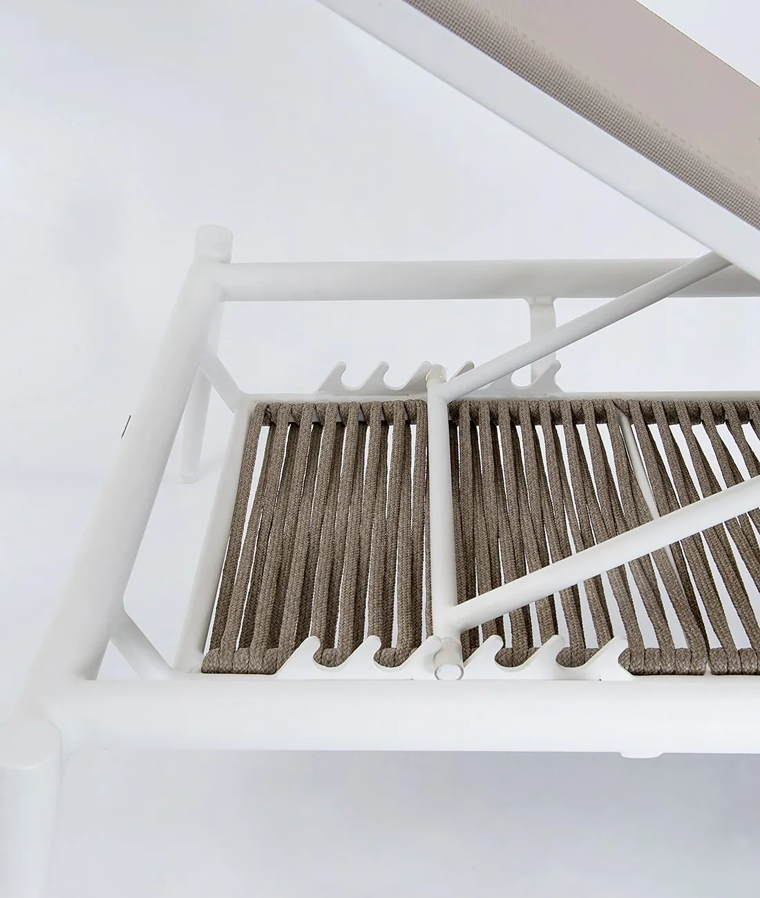 Bain de soleil Luce empilable blanc avec tissu sable