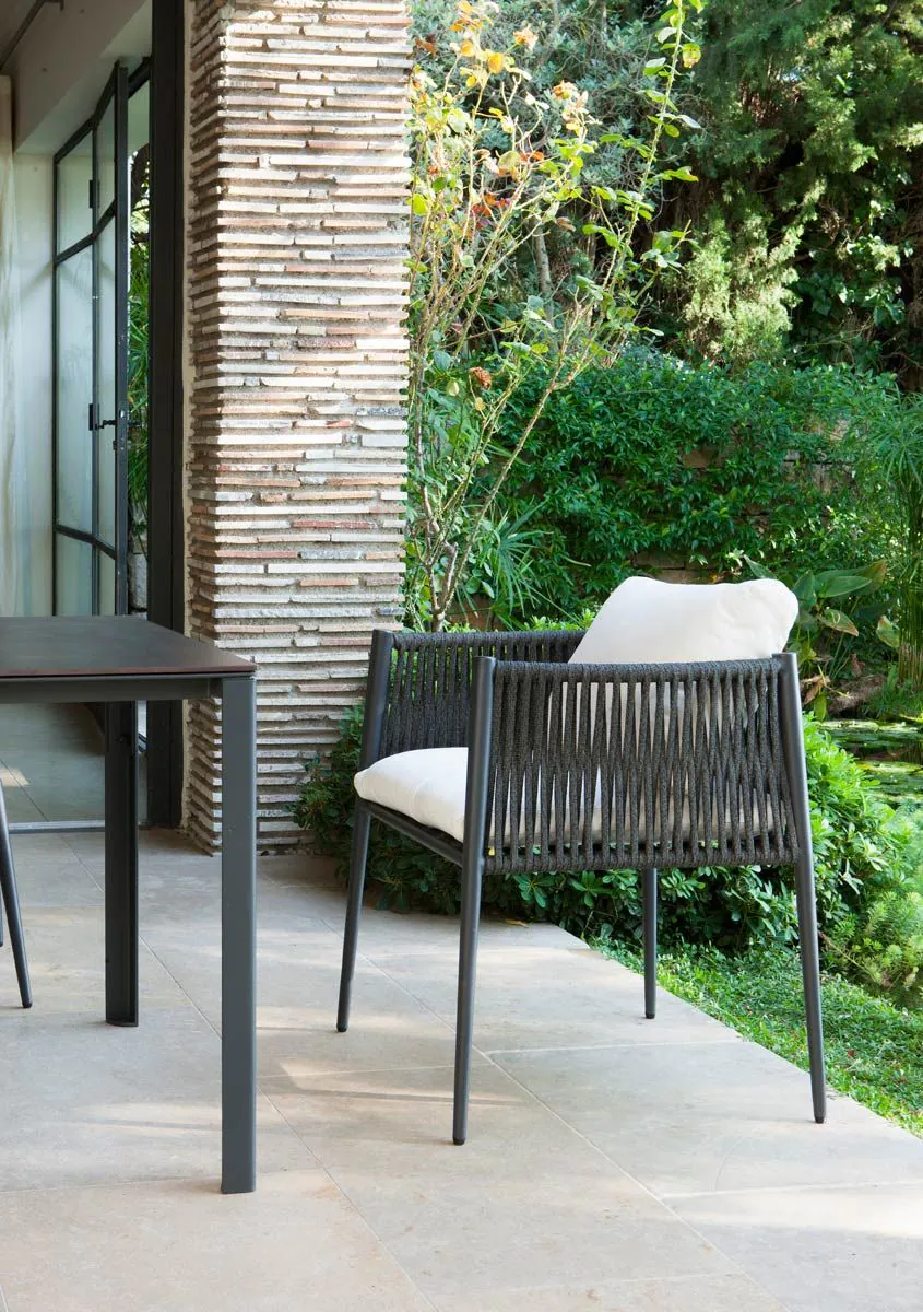 Butaca Luce grafito con asiento de aluminio y respaldo de cuerda