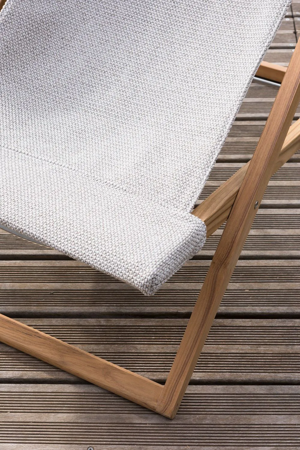 Cosette deckchair in teak with dove grey cover