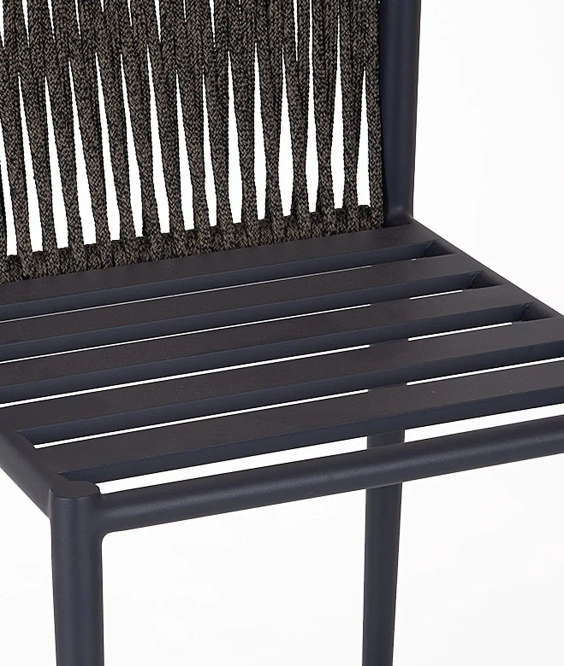 Butaca Luce con asiento de aluminio y respaldo de cuerda