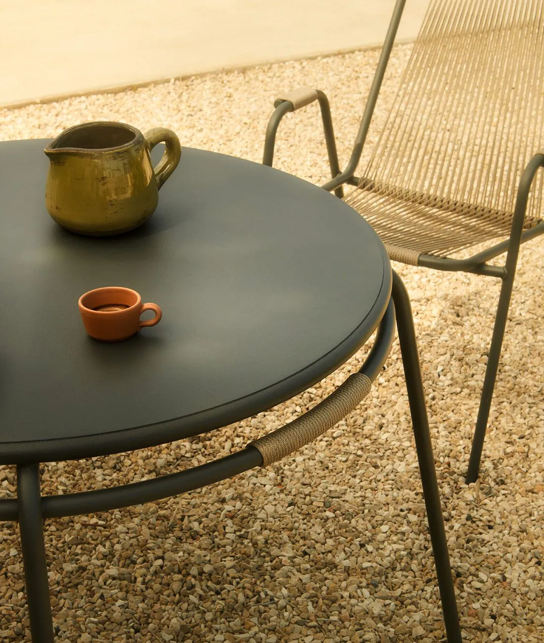 Round table graphite with cord ecru