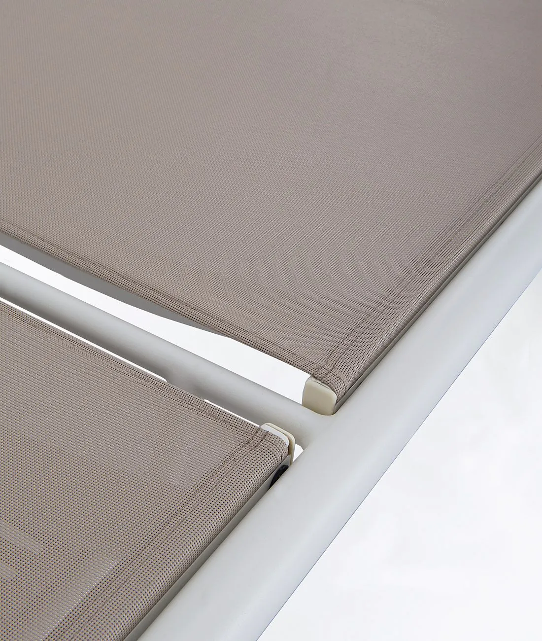 Bain de soleil Luce empilable blanc avec tissu sable