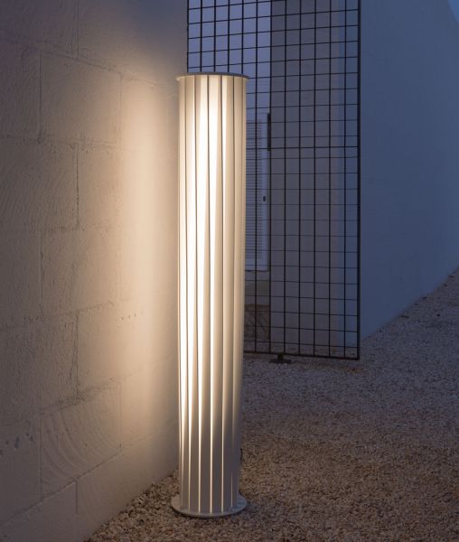 Lampe aus Aluminium mit gedrehten Leisten H 150 cm 