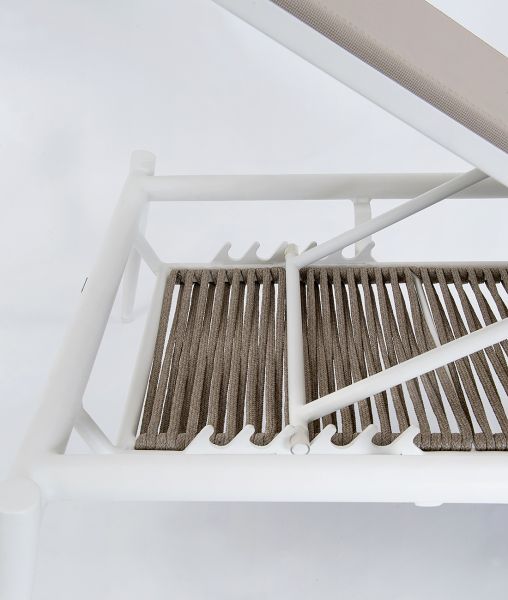 Bain de soleil Luce empilable blanc avec tissu sable