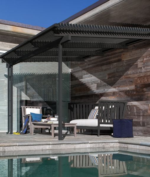 Pergola Meridienne wall-mounted with louvered roof