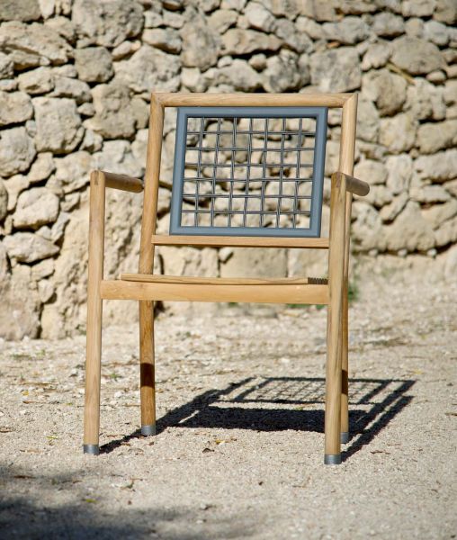 Petit fauteuil Quadra empilable en teak panneaux non inclus