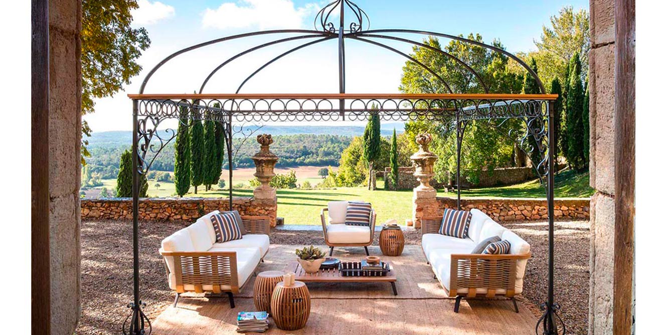 Styles, trends and must-have elements when designing an outdoor space 